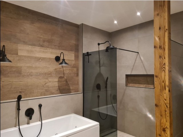 Badezimmer- mit großem, offenen Duschbereich
