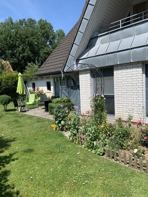 Garten umrundet mit Blumen und Stäuchern