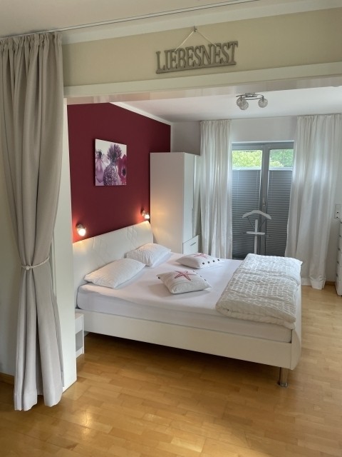 Boxspringbett mit TV an der Wand