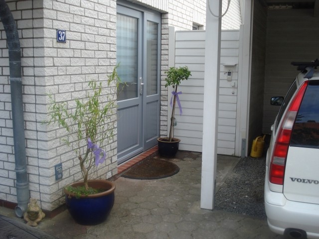 Eingang und Parkplatz im Caport