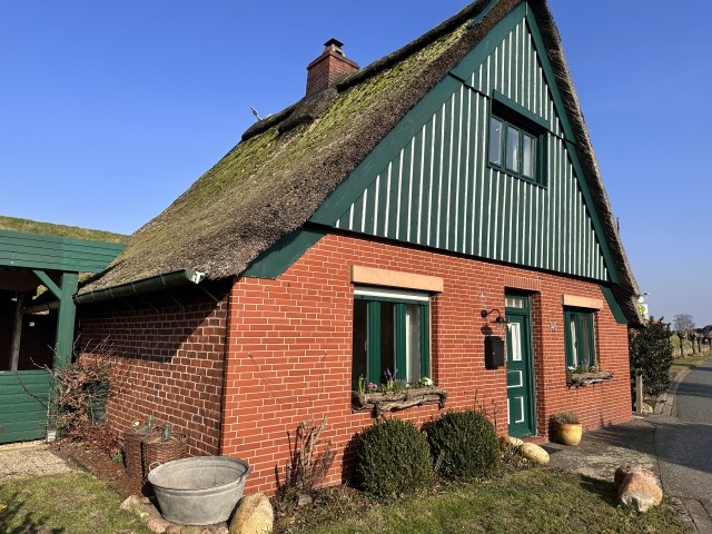 Historisches Reetdachhaus mit Garten am Deich