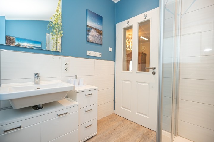 Badezimmer zwei - komfortabler Waschplatz