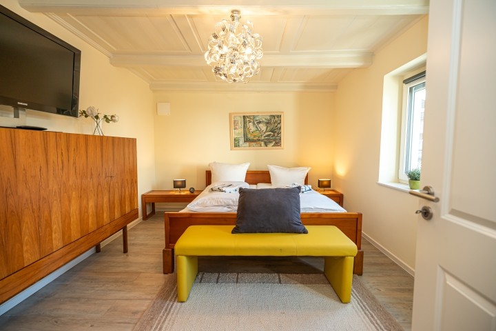 Schlafzimmer eins im EG mit Doppelbett