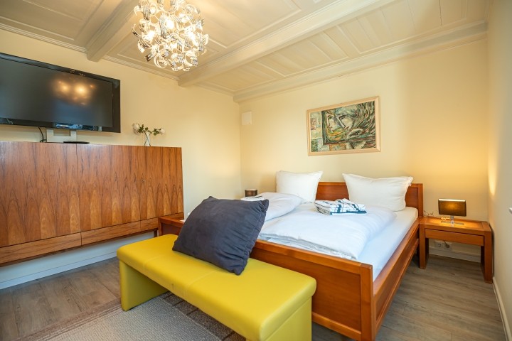TV-Gerät im ersten Schlafzimmer