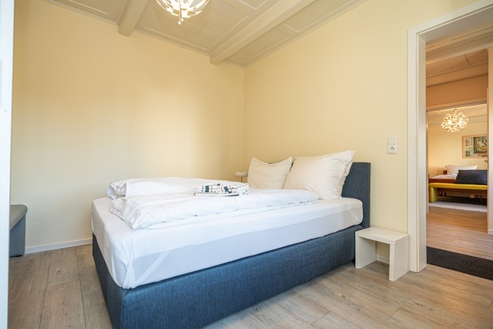 Schlafzimmer zwei EG - Doppel-Boxspringbett