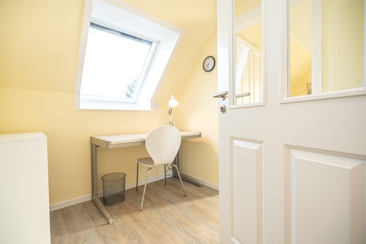 Schlafzimmer drei oben - mit Schreibtisch