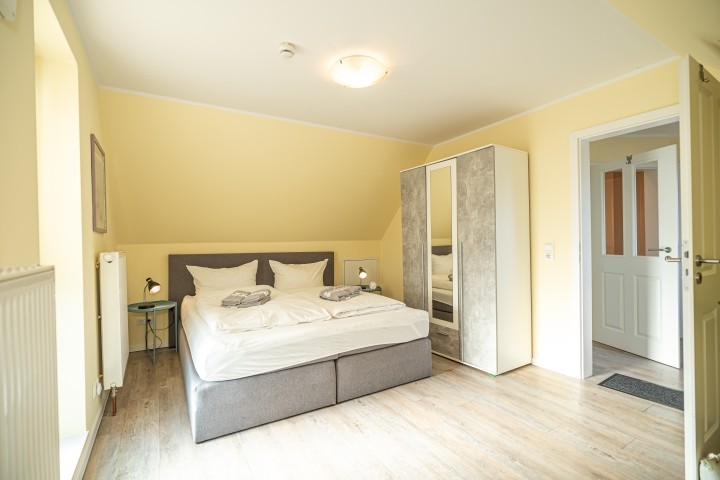 Schlafzimmer vier mit weiterem Boxspringbett