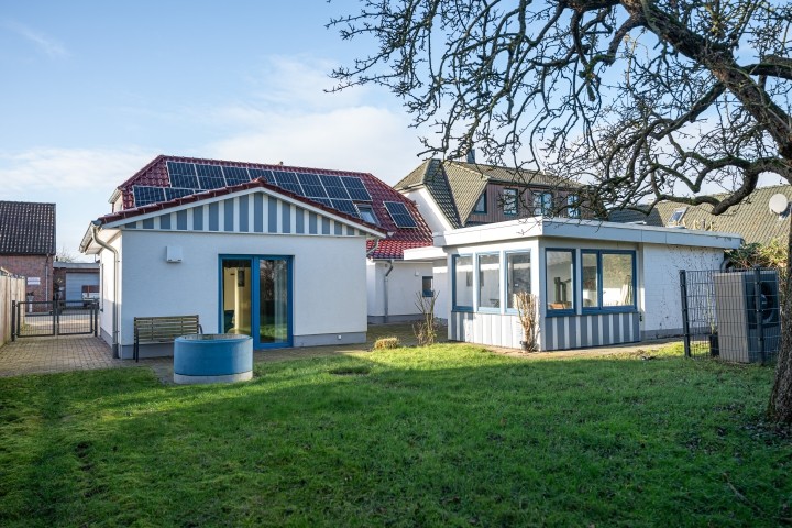 Rückseite Hafenkoje mit überdachter Terrasse