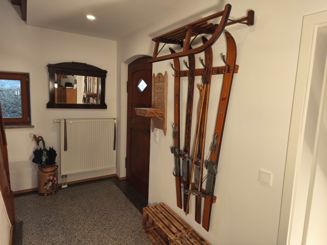 Flur mit rustikaler Gardarobe