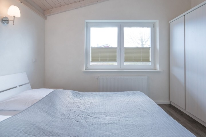 Hallig Hooge - Schlafzimmer 2 mit großem Doppelbett in 180x200 und geräumigen Kleiderschrank 