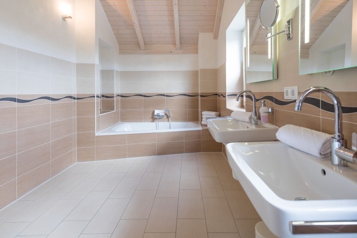 Großes Bad mit Badewanne 
