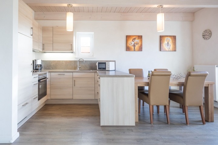 Ferienhaus Basstölpel -Offene Wohnküche mit Essbereich 