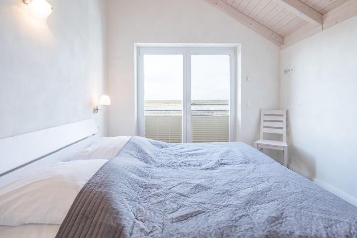 Ferienhaus Basstölpel -Schlafzimmer 1 im OG mit großem Doppelbett in 180x200  