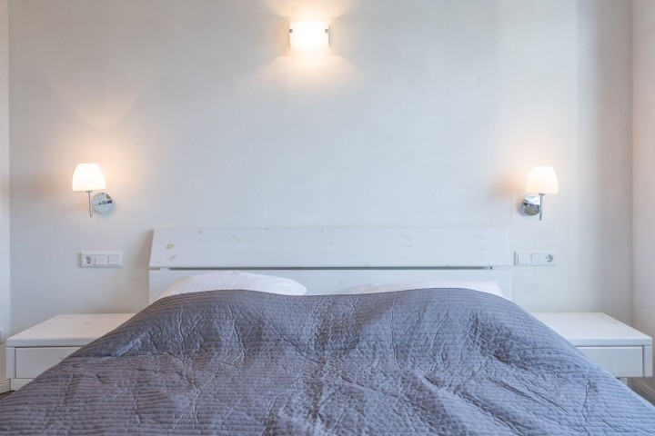 Ferienhaus Basstölpel - Schlafzimmer 1 im OG mit großem Doppelbett in 180x200  