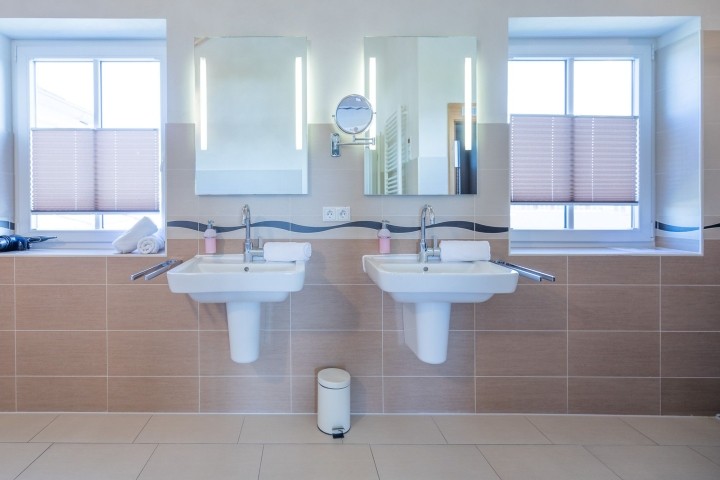 Ferienhaus Basstölpel -Wellnessbadezimmer mit Doppelwaschbecken 