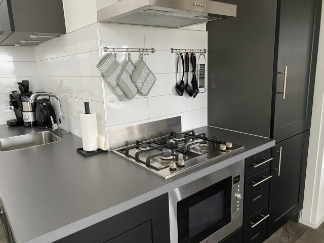 Küche mit Vollausstattung, Spülmaschine, Profi-Gas-Herd, Backofen mit Mikrowelle, großer Kühlschrank, Gefrierschrank, Milchaufschäumer, etc.