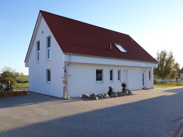 Parkplätze vor dem Haus auf dem Grundstück
