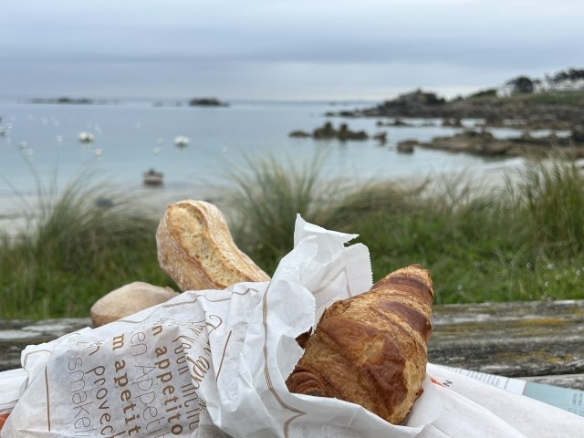 Brot und Croissant sind nur 300m von Haus !
