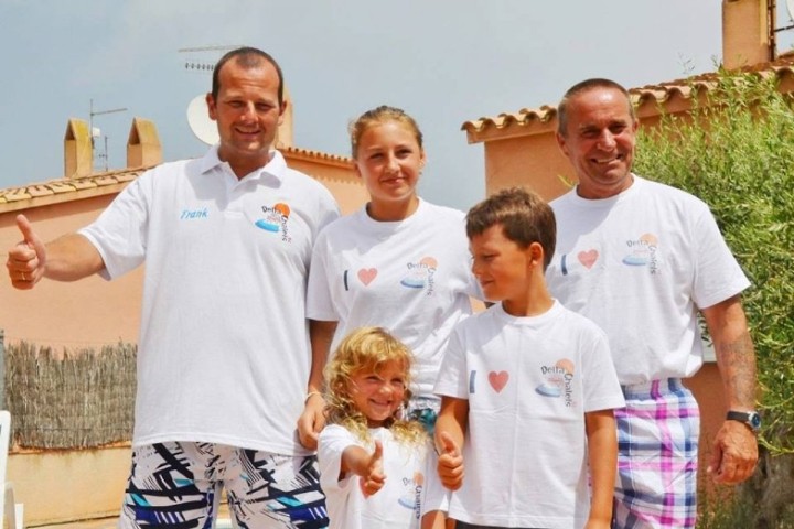 Zufriedene Urlauber-Familien