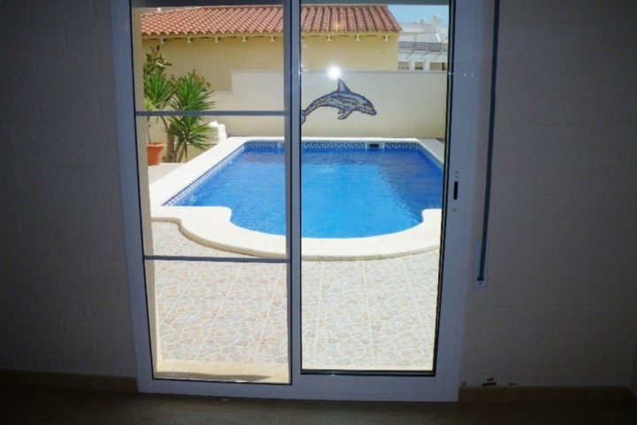 Blick vom Schlafzimmer auf den Pool