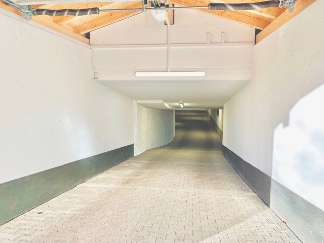 Tiefgarageneinfahrt (max. 2m Höhe)
