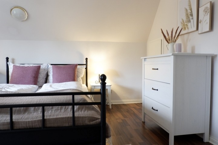 Schlafzimmer 2 mit Doppelbett (140x200cm) und Kommode