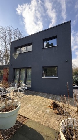 Hausansicht mit Terasse