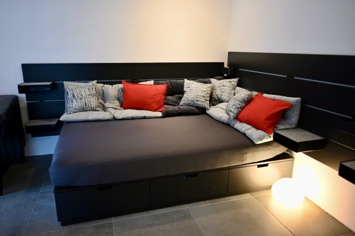 Kleines Doppelbett im Wohnbereich im UG