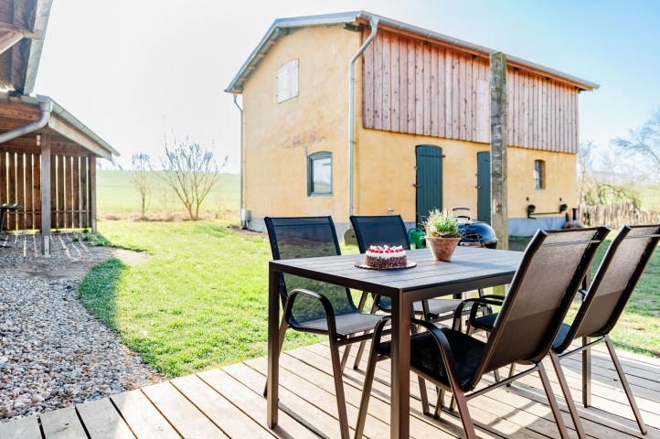 Terrasse mit Blick in den Garten 