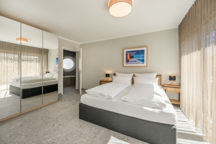 1. Schlafzimmer im EG mit eigenem Vollbad (Maisonette)