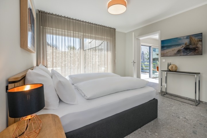 1. Schlafzimmer im EG mit Zugang Zur Terrasse (Maisonette)