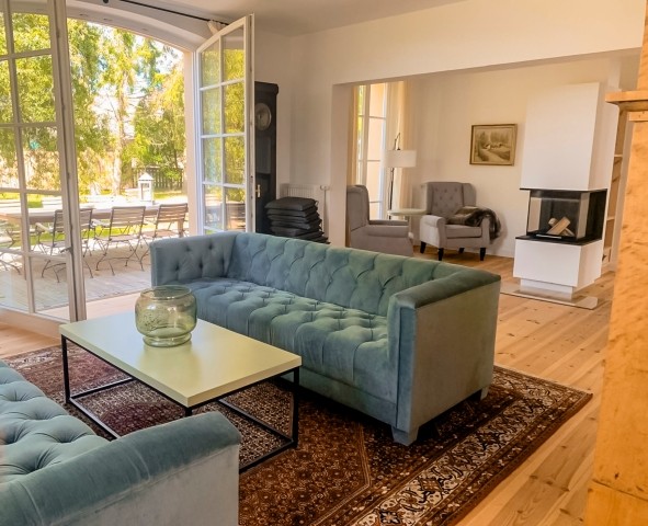 Wohnzimmer mit Kamin/Terrasse