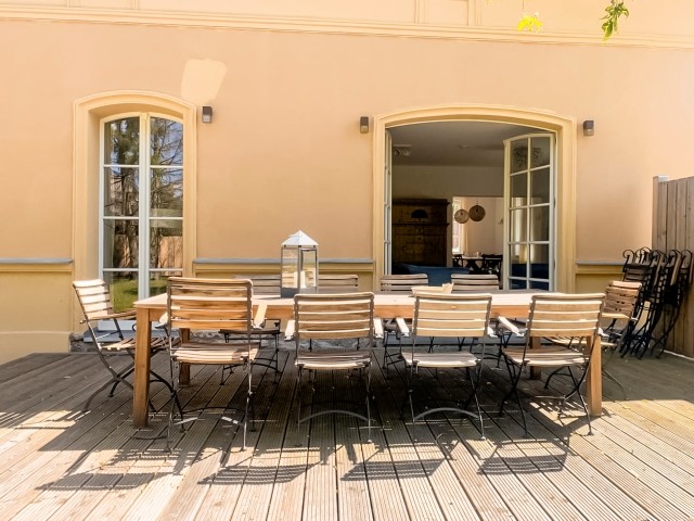 Terrasse mit Gartenmöblen