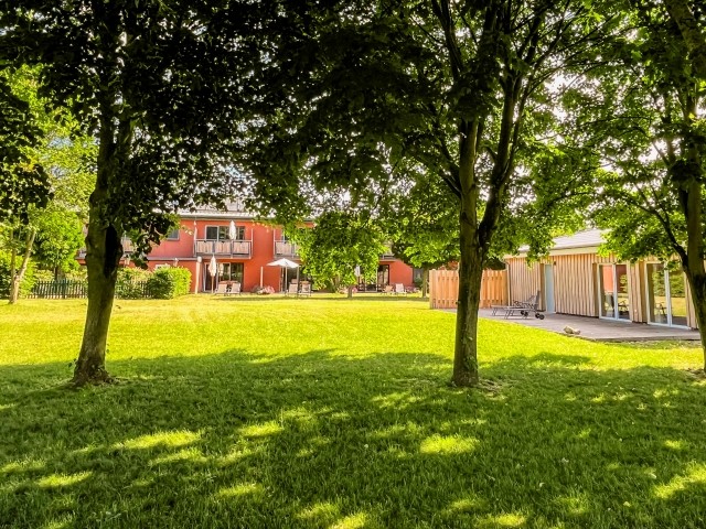 Lerchenhof Haus Storchennest - Gartenanlage und Saunahaus 