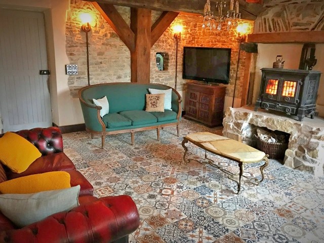 Loungebereich mit großem, gemütlichem Holzofen