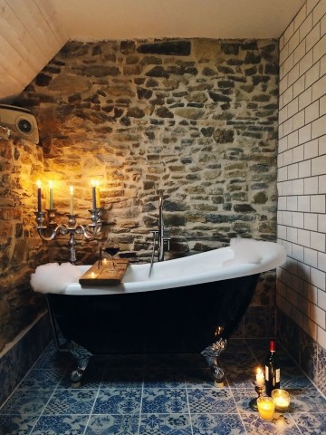 Entspannen Sie sich in der freistehenden Badewanne