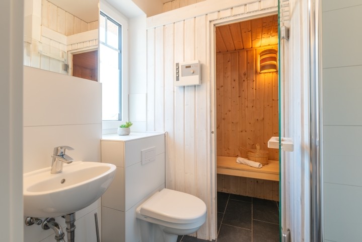 Badezimmer mit Dusche und Sauna im Erdgeschoss