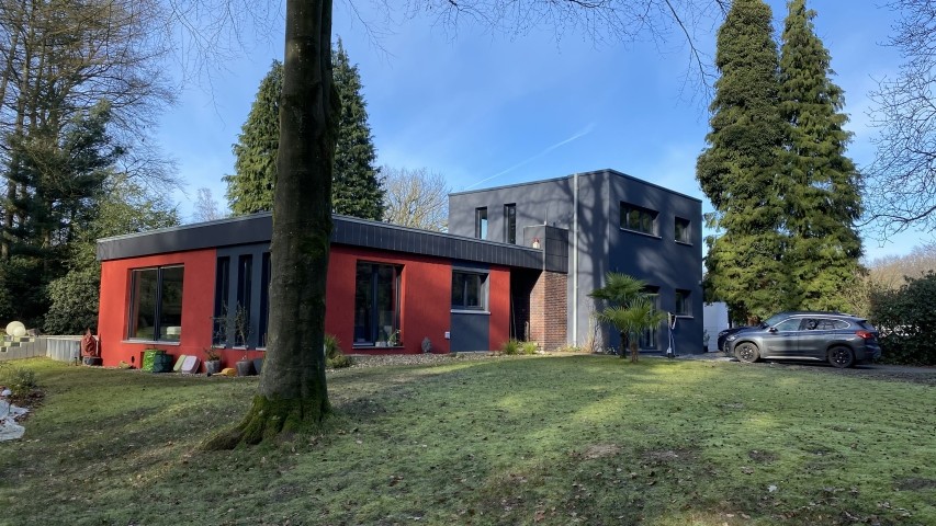 Gesamtansicht roter Bungalow  (Vermieter) und Anbau in anthrazit zur Vermietung