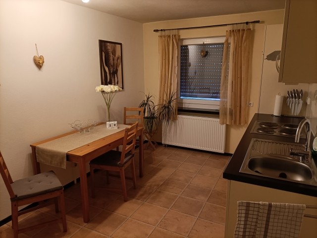 Küche mit Essplatz in der Einliegerwohnung