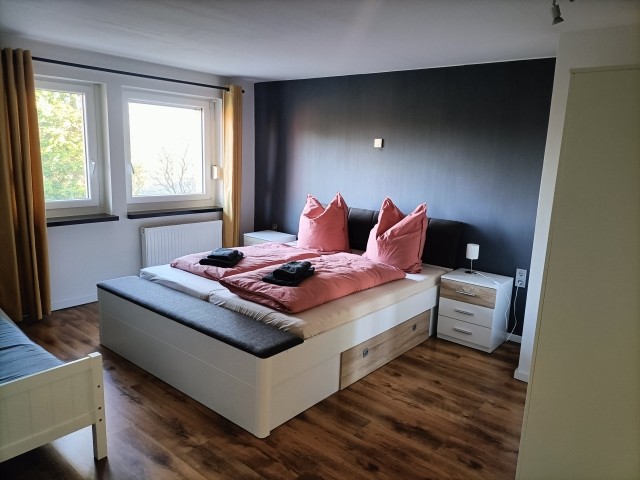 Schlafzimmer mit Doppelbett und Etagenbett