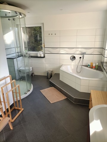 Badezimmer mit Badewanne und Dusche OG