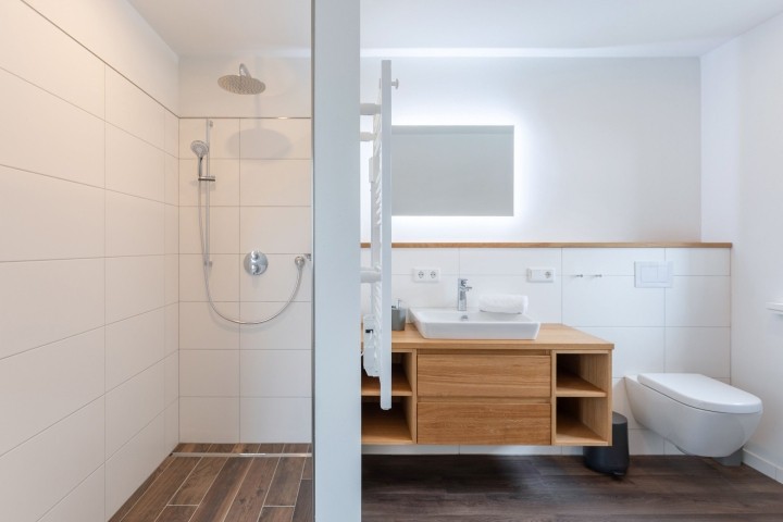 Badezimmer mit Dusche und Badewanne