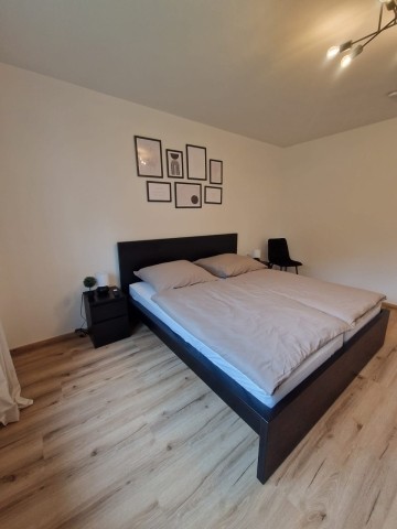 Schlafzimmer mit Doppelbett