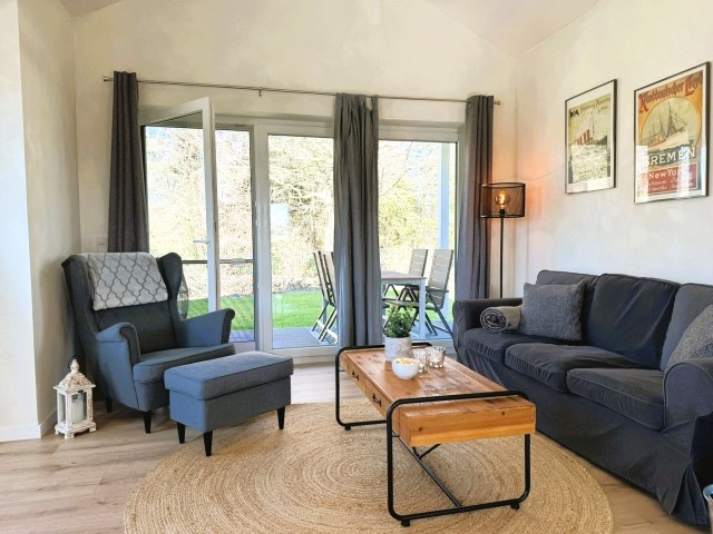 Gemütlicher Wohnbereich mit Couch, Holzofen, TV