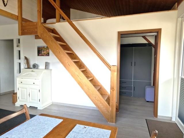 Treppe zur Galerie und Tür vom kleinen Schlafzimmer