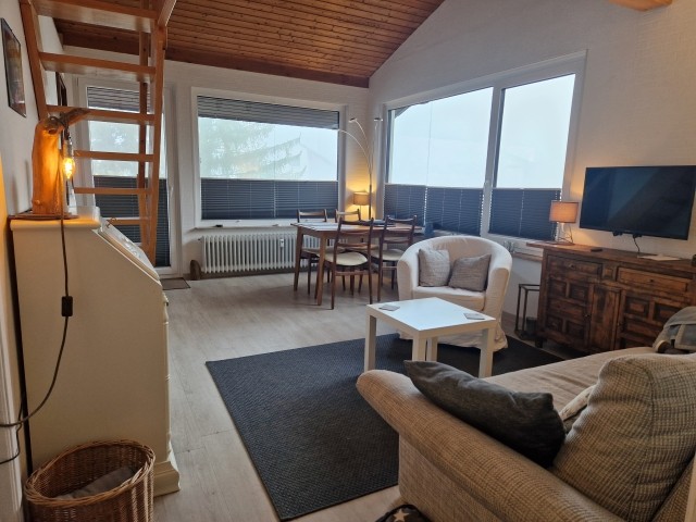 Blick von der Küche ins Wohnzimmer