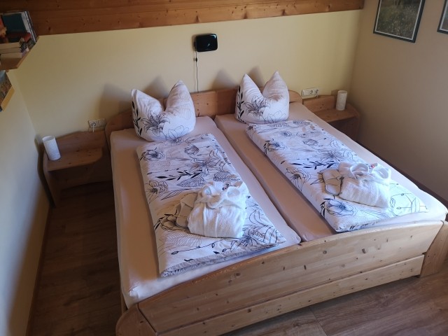 Doppelbett 2,00 m x 2,00 m im großen Schlafzimmer
