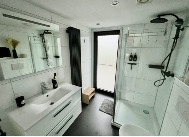 Badezimmer 1 mit WC und Regendusche