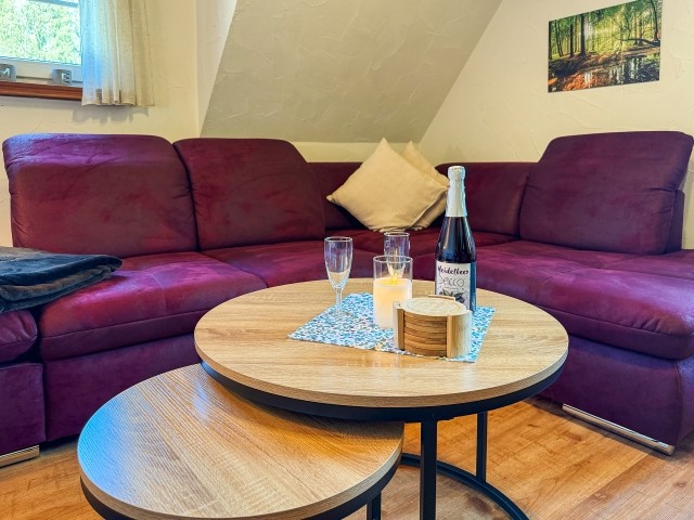 gemütliches Wohnzimmer mit großen Ecksofa