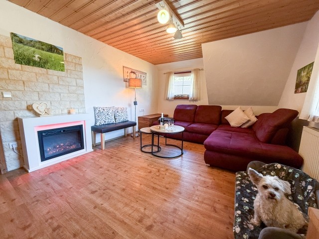 großen Wohnzimmer mit Ecksofa